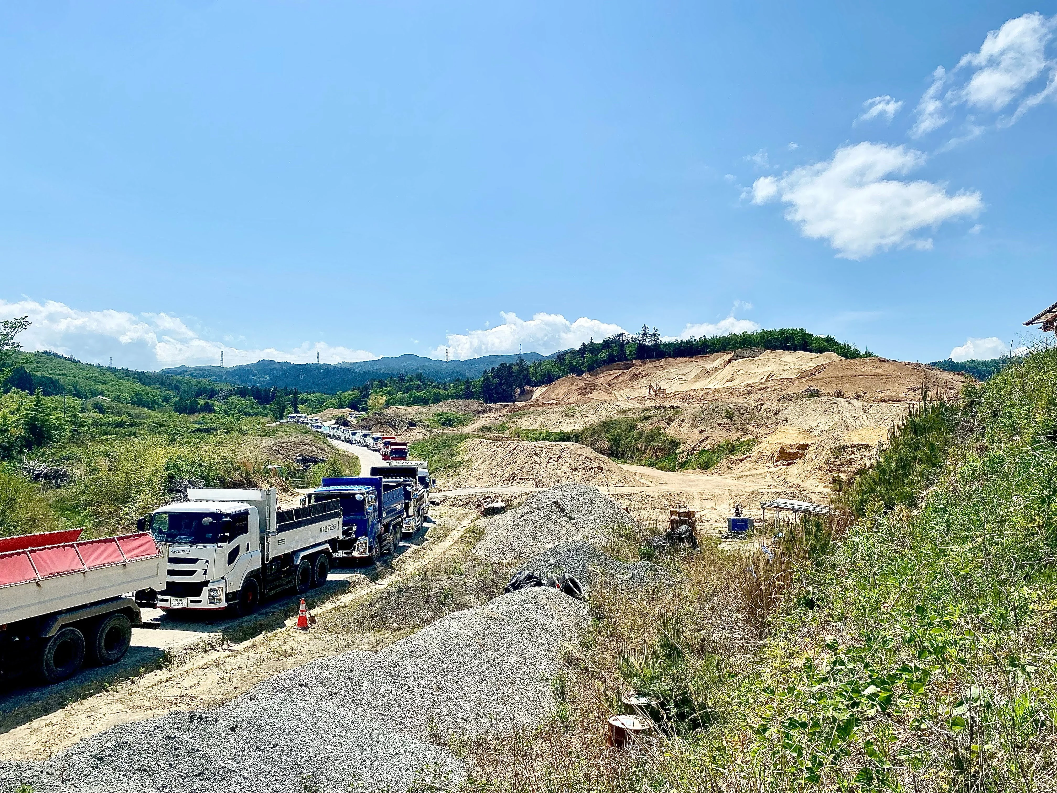 羽倉山砂生産プラント 全景（ダンプ列・採取面・地域最大級の規模）