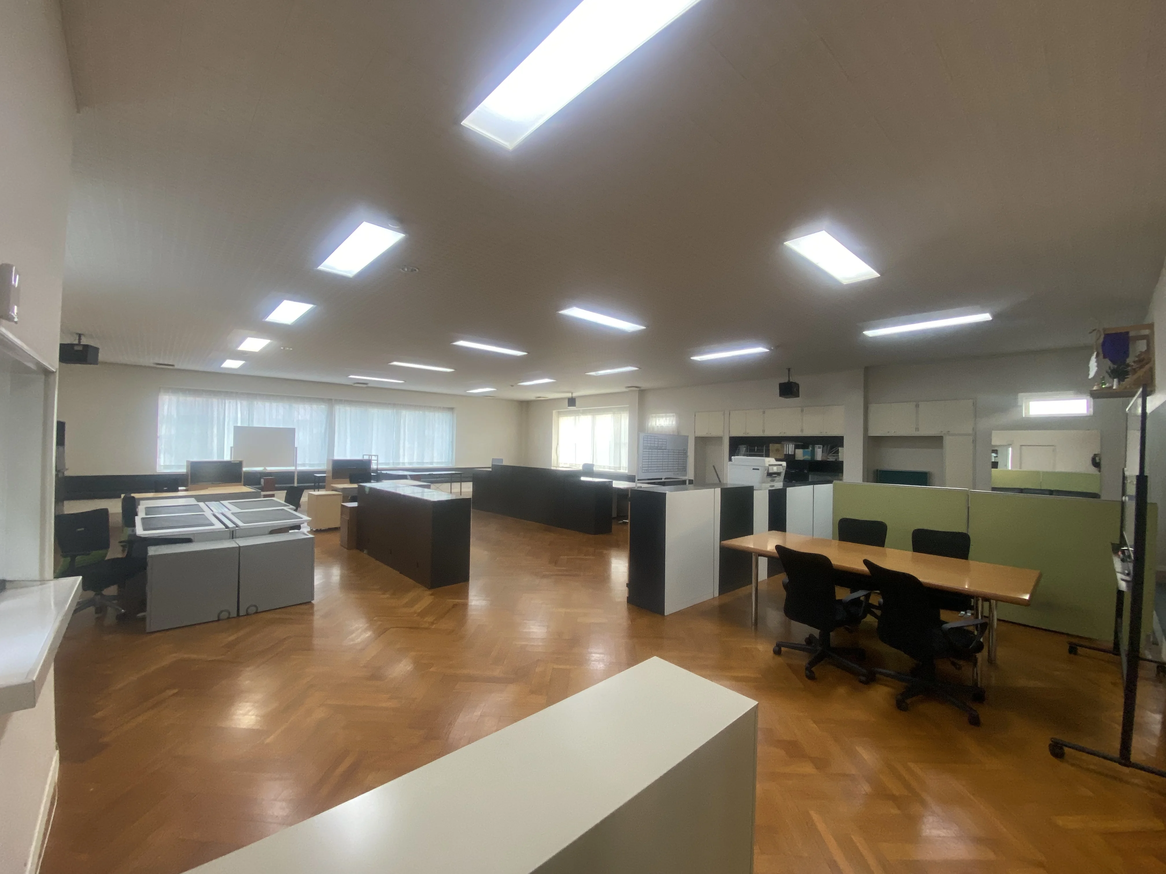 本社事務所内・チームでの打合せ